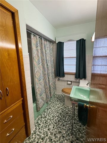 585 Harlem Road, West Seneca, NY 14224