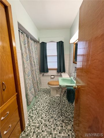 585 Harlem Road, West Seneca, NY 14224