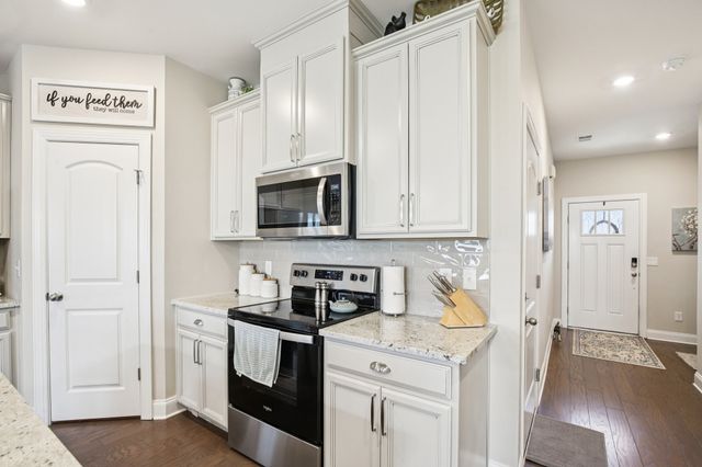 423 Palmetto Dr, Columbia, TN 38401