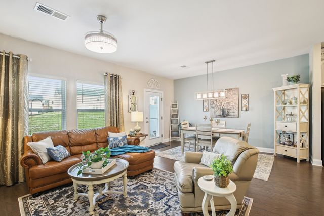 423 Palmetto Dr, Columbia, TN 38401