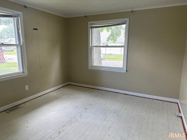 321 E Oak Street, Oakland City, IN 47660