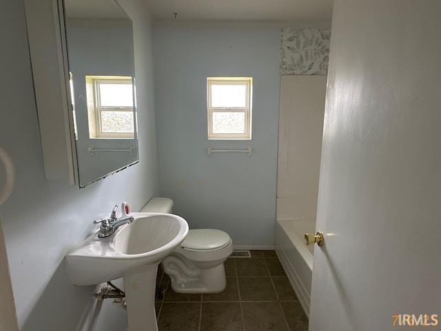 321 E Oak Street, Oakland City, IN 47660