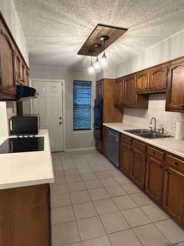 1127 Brookhollow Dr, Baton Rouge, LA 70810