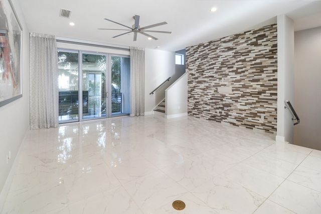 4033 NW 17th Way, Boca Raton, FL 33431