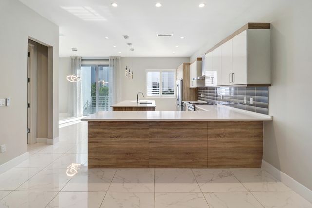 4033 NW 17th Way, Boca Raton, FL 33431