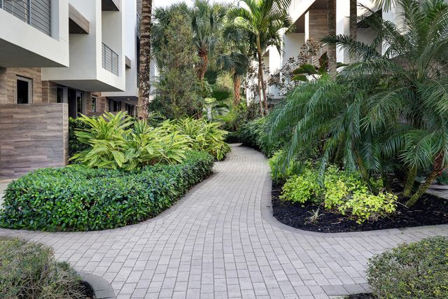 4033 NW 17th Way, Boca Raton, FL 33431