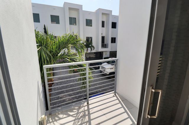 4033 NW 17th Way, Boca Raton, FL 33431