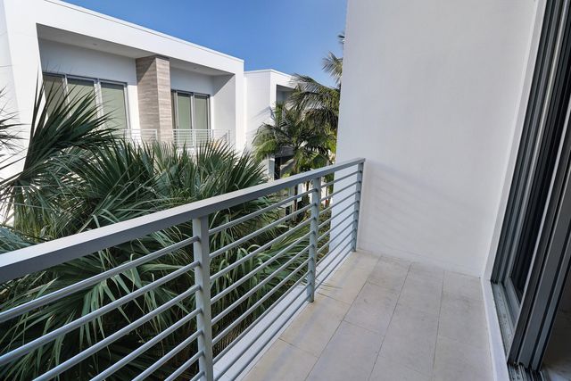 4033 NW 17th Way, Boca Raton, FL 33431