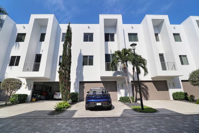 4033 NW 17th Way, Boca Raton, FL 33431