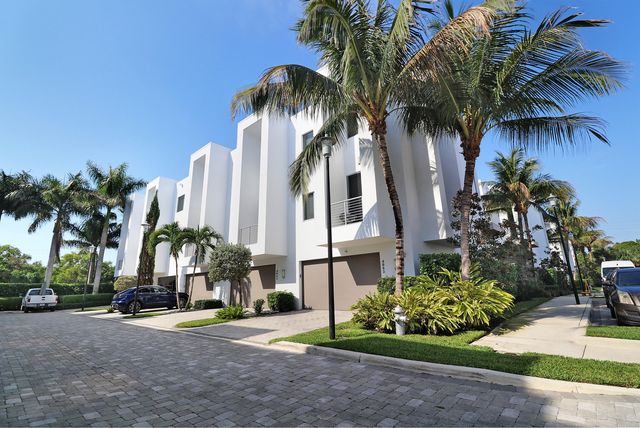 4033 NW 17th Way, Boca Raton, FL 33431