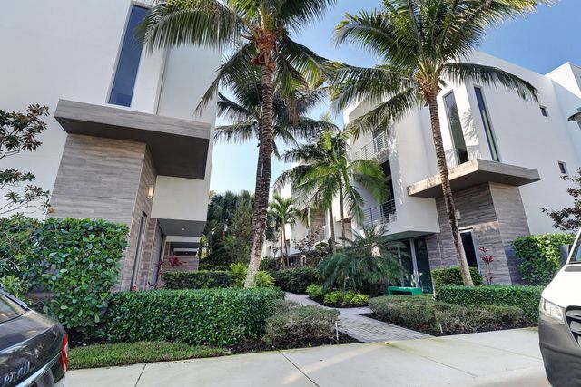 4033 NW 17th Way, Boca Raton, FL 33431