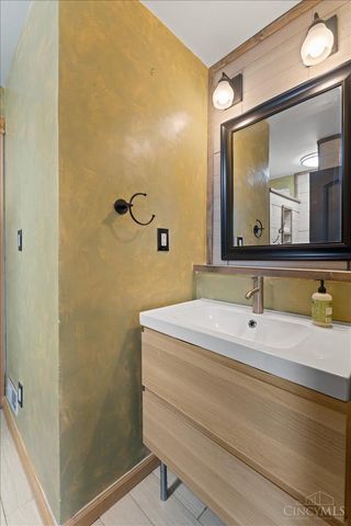 2888 Losantiville Avenue, Cincinnati, OH 45213