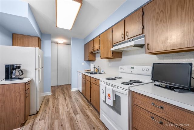 1605 E Central Road 301A, Arlington Heights, IL 60005