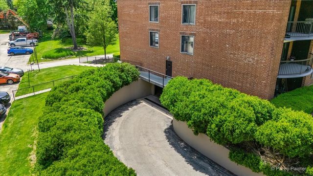 1605 E Central Road 301A, Arlington Heights, IL 60005