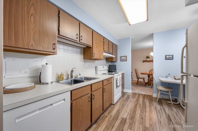 1605 E Central Road 301A, Arlington Heights, IL 60005