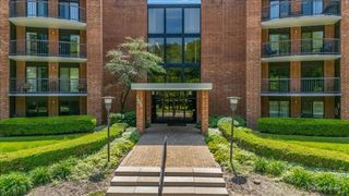 1605 E Central Road 301A, Arlington Heights, IL 60005