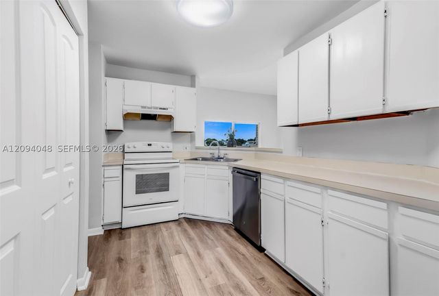 3433 NW 44th St 203, Oakland Park, FL 33309