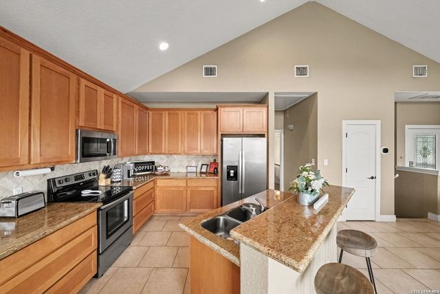 700 OAKLEAF DR, Canyon Lake, TX 78133