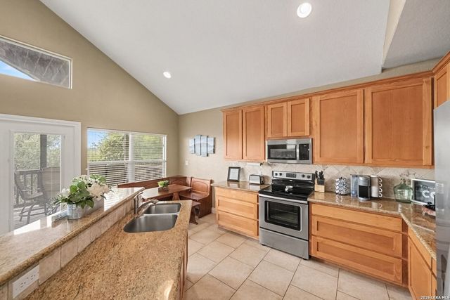 700 OAKLEAF DR, Canyon Lake, TX 78133