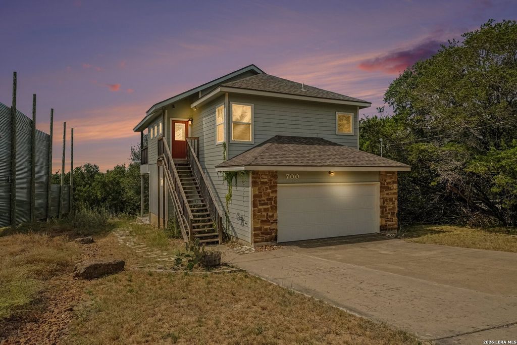 700 OAKLEAF DR, Canyon Lake, TX 78133