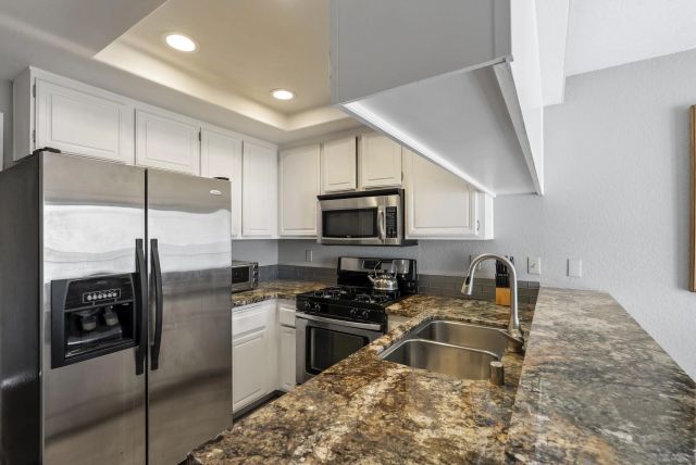 7439 Altiva Place, Carlsbad, CA 92009