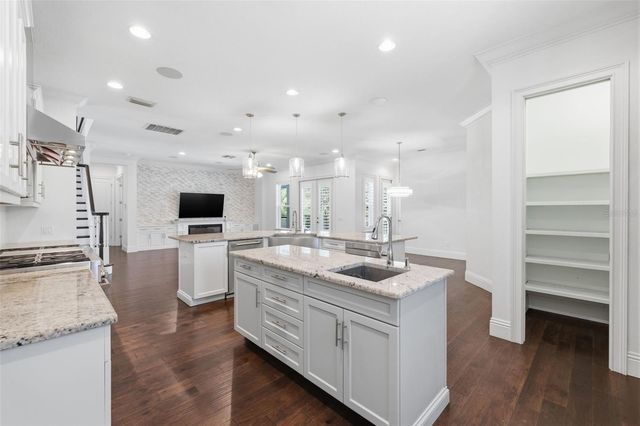 4615 W SUNSET BOULEVARD, Tampa, FL 33629