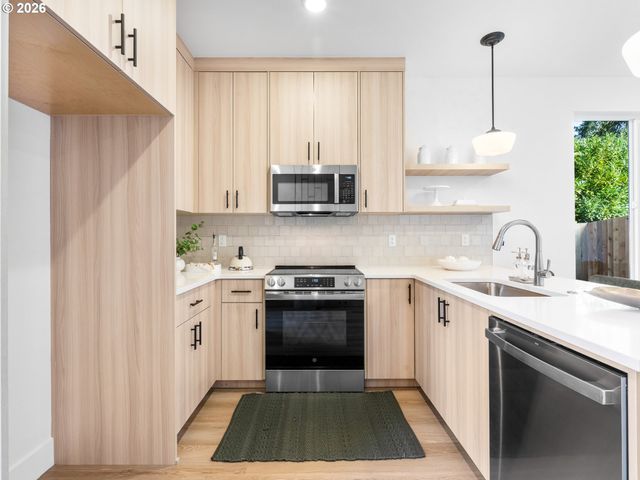 1245 Sw Hume Ct, Portland, OR 97219