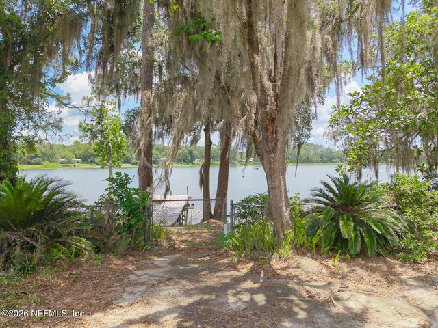 214 MIRROR LAKE Drive, Interlachen, FL 32148