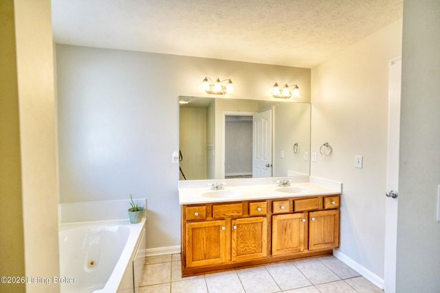 8110 Kellerman Rd, Louisville, KY 40219