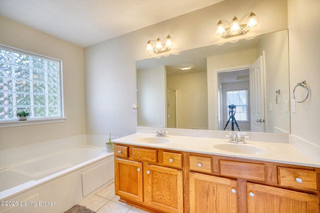 8110 Kellerman Rd, Louisville, KY 40219