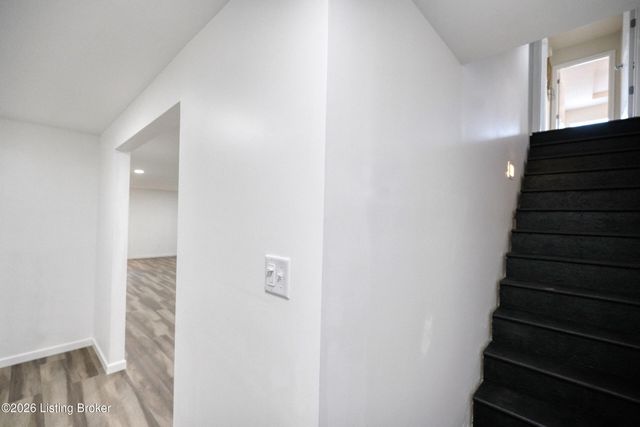 8110 Kellerman Rd, Louisville, KY 40219