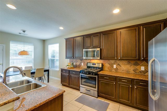 10 Caelin Court, The Woodlands, TX 77382