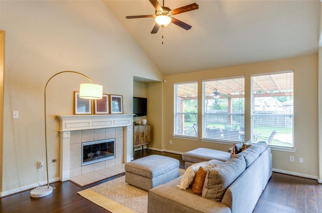 10 Caelin Court, The Woodlands, TX 77382