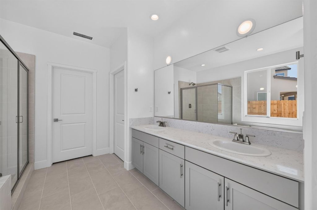 Image 17 of property listing at 1187 Milestone Road W, Madera, CA 93636
