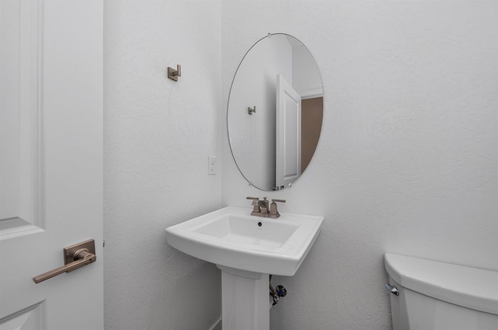 Image 5 of property listing at 1187 Milestone Road W, Madera, CA 93636