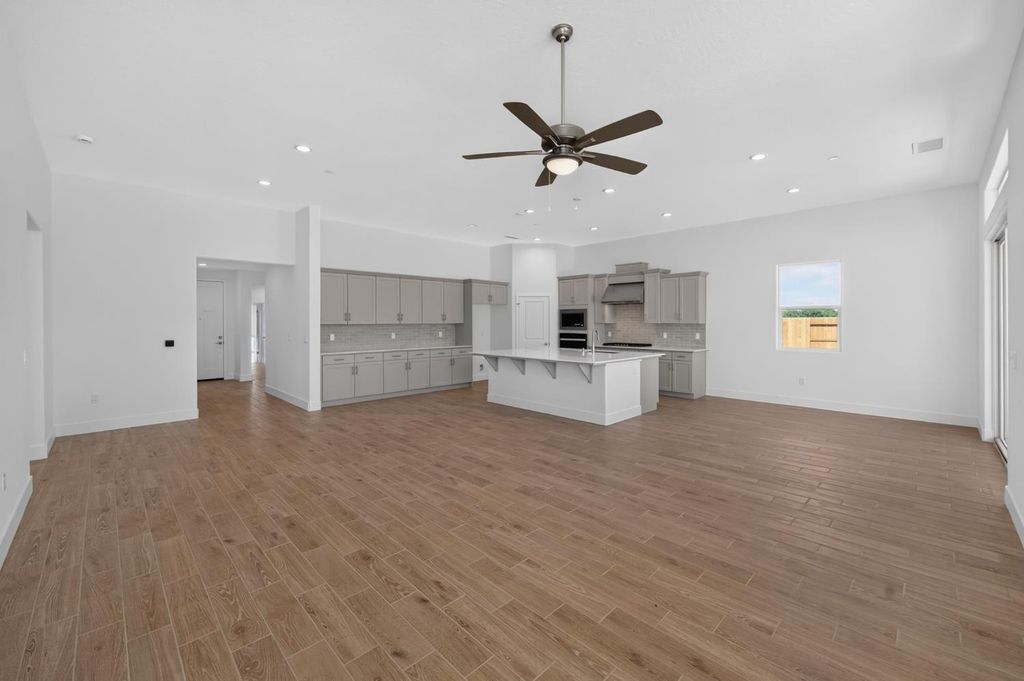 Image 8 of property listing at 1187 Milestone Road W, Madera, CA 93636