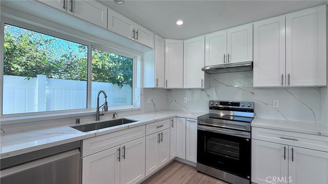 2135 N Brighton St. 101, Burbank, CA 91504