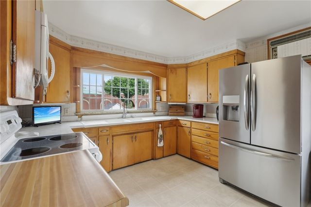 134 4th St, Ellwood City, PA 16117