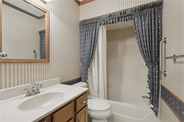 134 4th St, Ellwood City, PA 16117