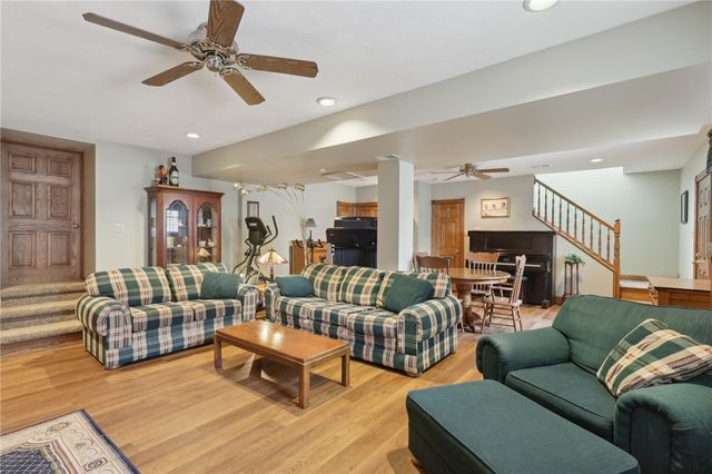 134 4th St, Ellwood City, PA 16117