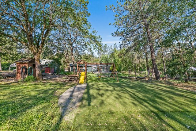 1033 Plumtree Lane, Grants Pass, OR 97526