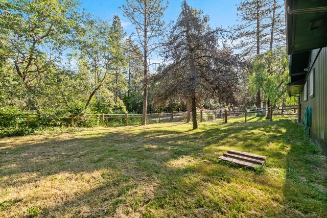 1033 Plumtree Lane, Grants Pass, OR 97526