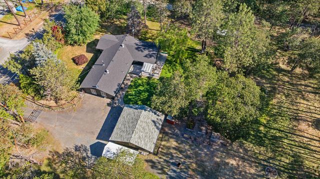 1033 Plumtree Lane, Grants Pass, OR 97526
