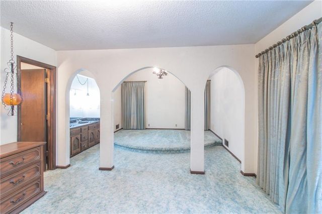 3026 S Kendall Drive, Independence, MO 64055