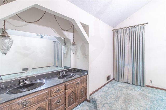3026 S Kendall Drive, Independence, MO 64055