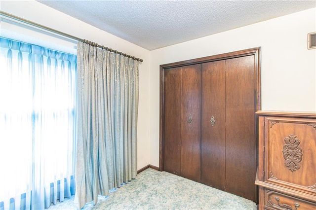 3026 S Kendall Drive, Independence, MO 64055