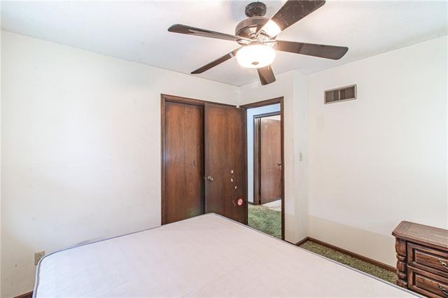 3026 S Kendall Drive, Independence, MO 64055