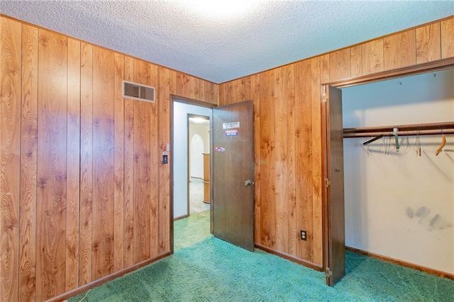 3026 S Kendall Drive, Independence, MO 64055