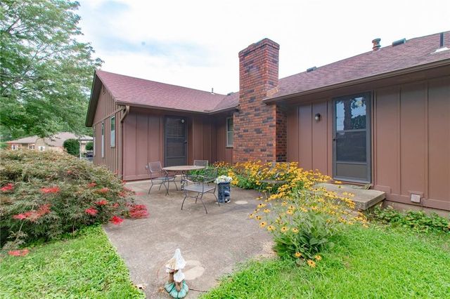 3026 S Kendall Drive, Independence, MO 64055