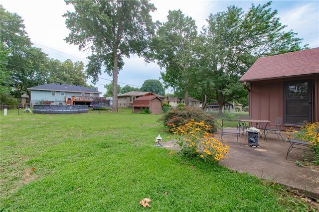 3026 S Kendall Drive, Independence, MO 64055